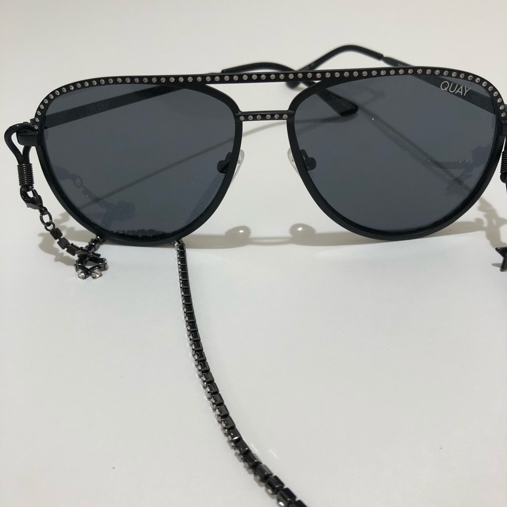 🆕QUAY Black Swarovski Sunglasses with chain